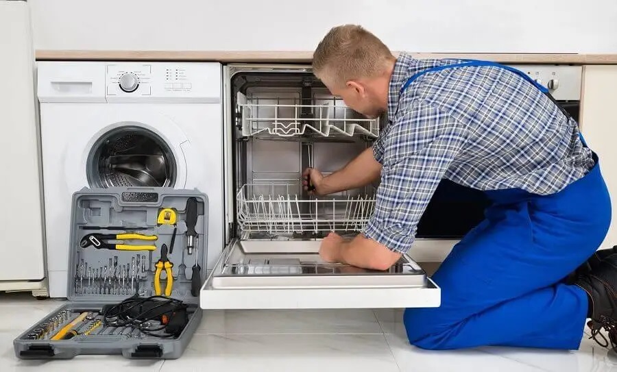Adapazarı Protherm servisi teknisyen ekibi beyaz eşya tamiri yaparken